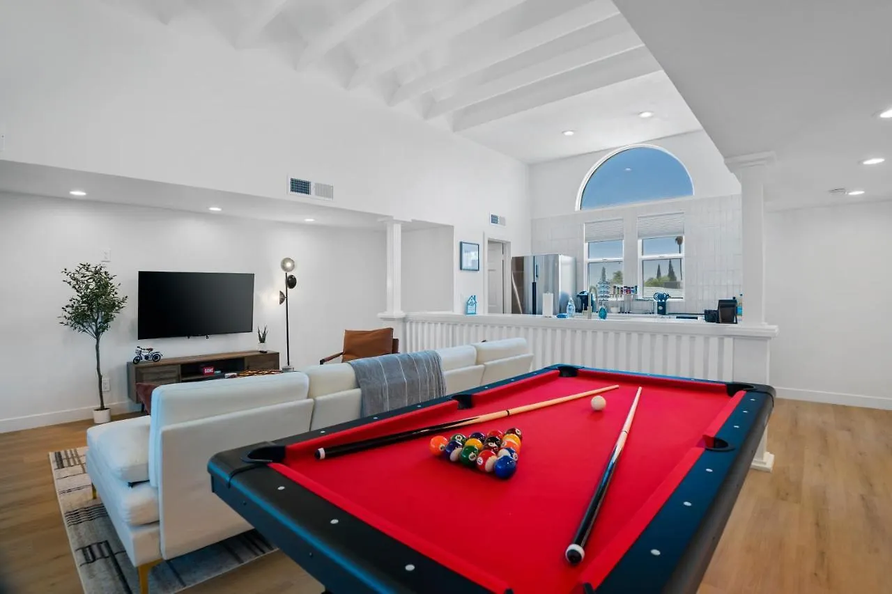Chic Uptown Phoenix Home - Pool Table & Perfect Location contacts